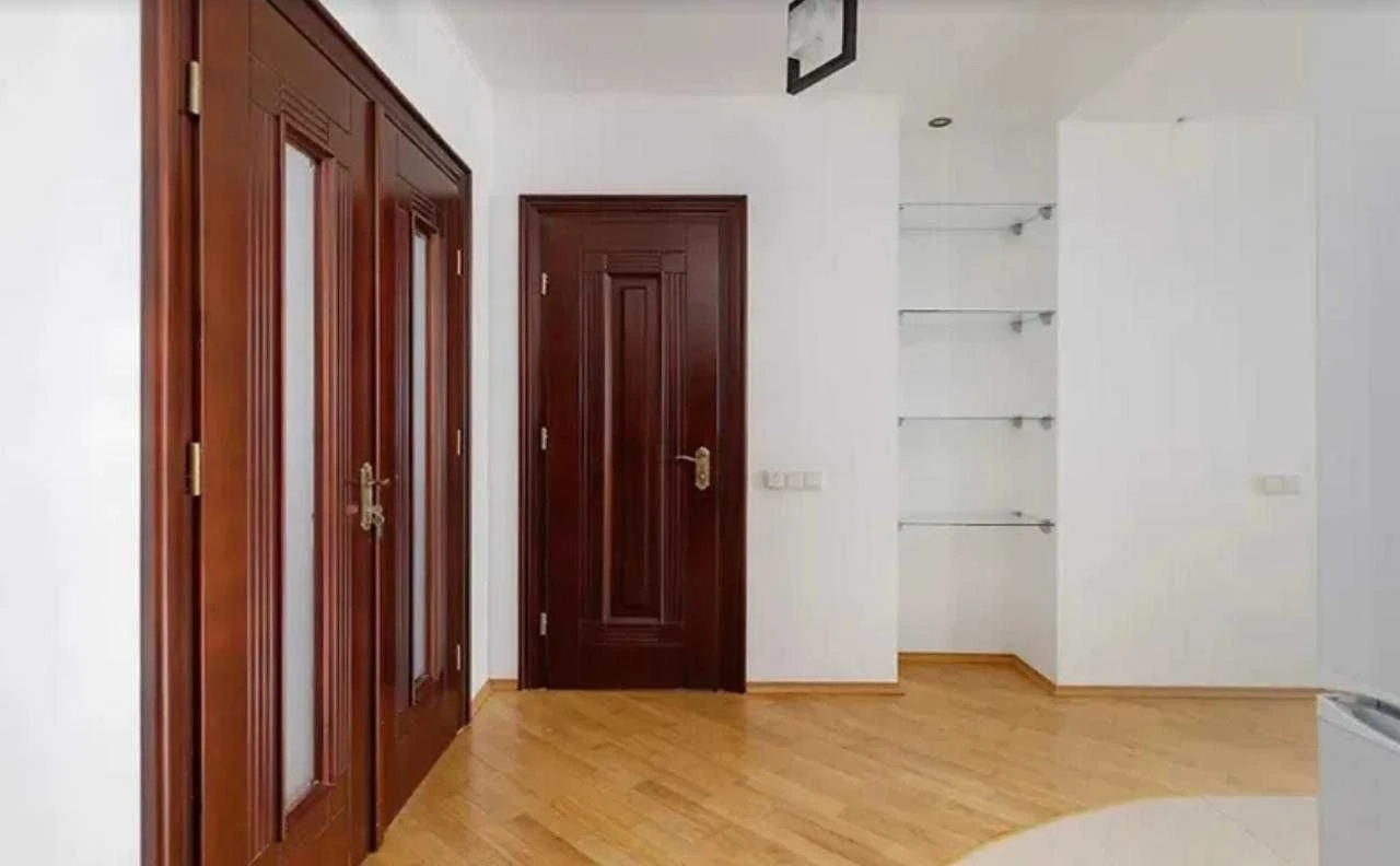 Sale of a spacious 3-room apartment with parking space on Prospekt