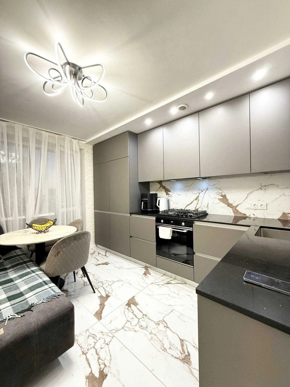 Sale of an apartment in the Esplanade residential complex, middle floor. Modern renovation