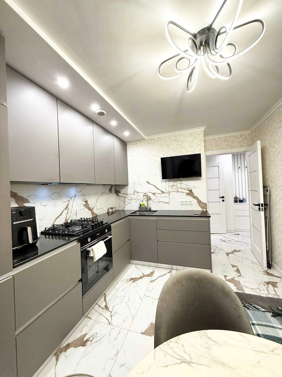 Sale of an apartment in the Esplanade residential complex, middle floor. Modern renovation