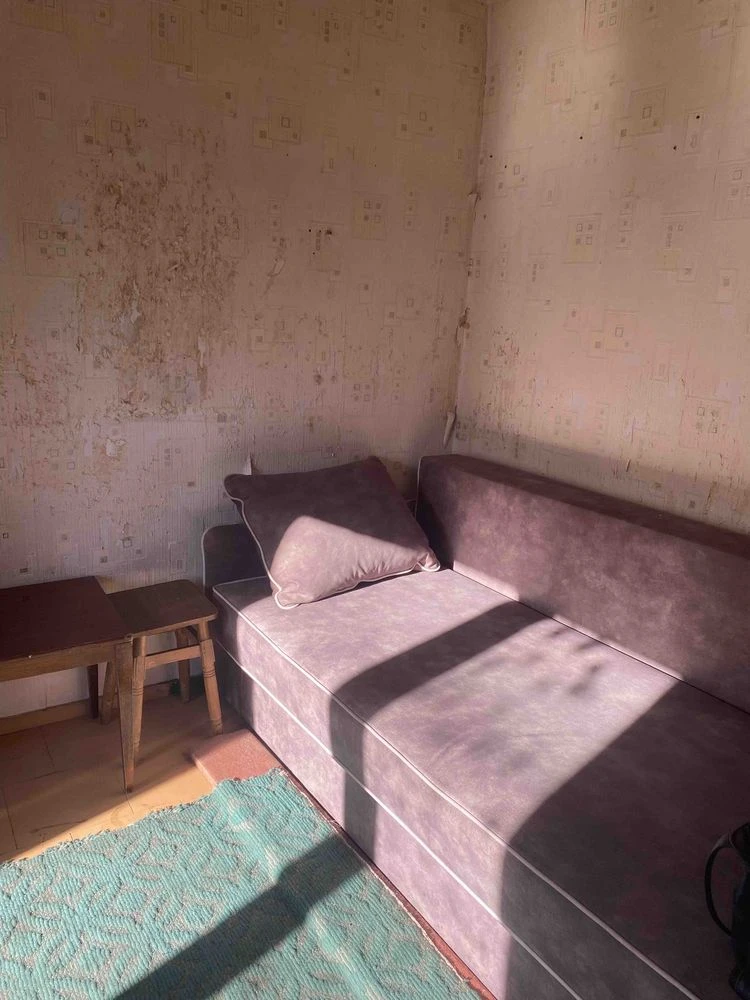 For Sale: Small House in Red Stone
