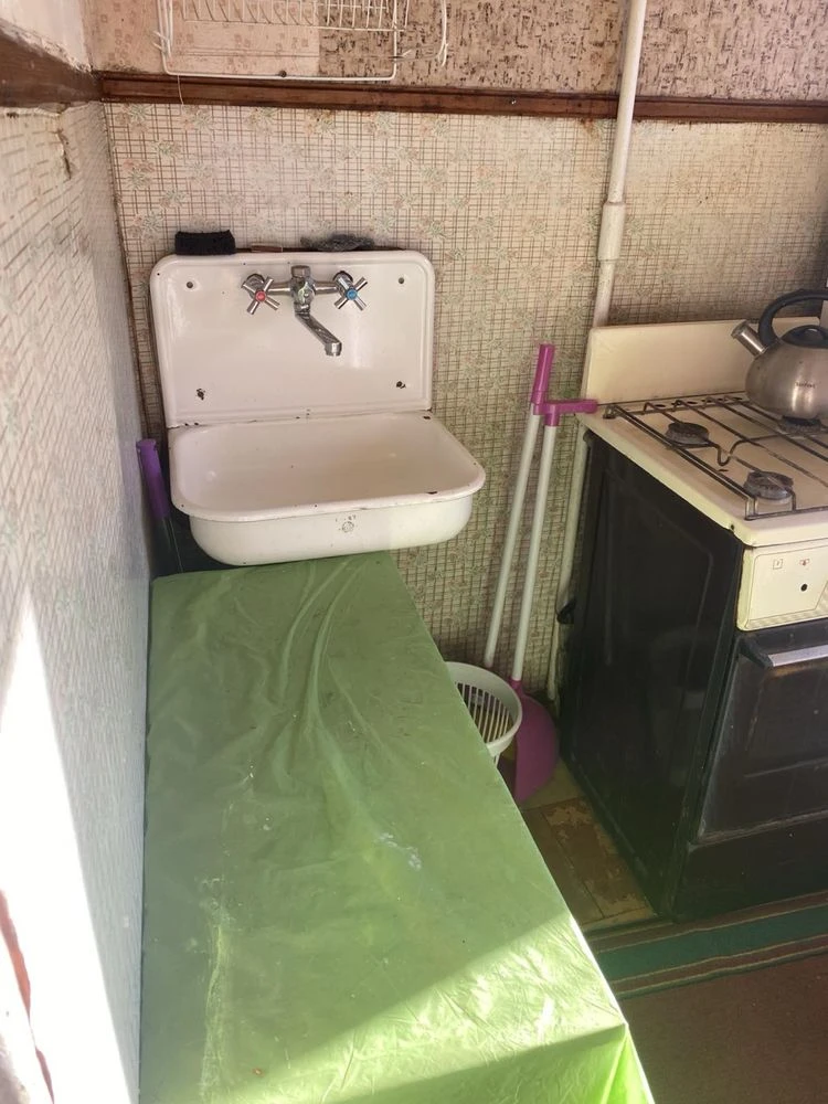 For Sale: Small House in Red Stone