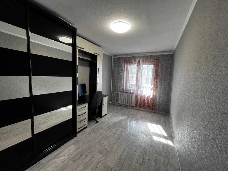 For Sale Spacious 3-room Apartment of Yuri Lipa Usenko, Left Bank