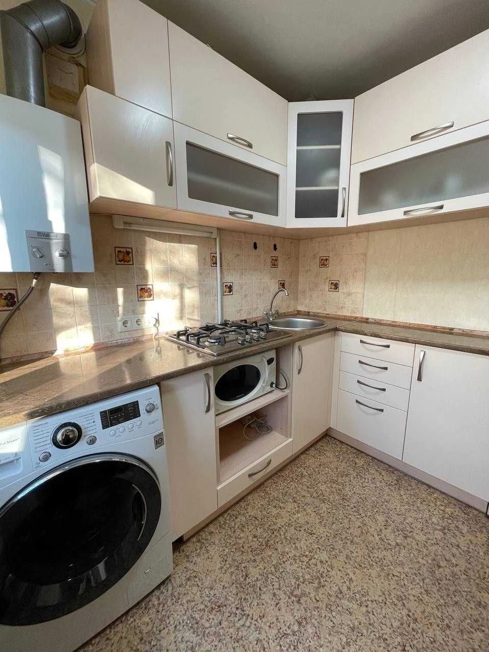 Продам  1 квартиру правый берег 31950$ Центр