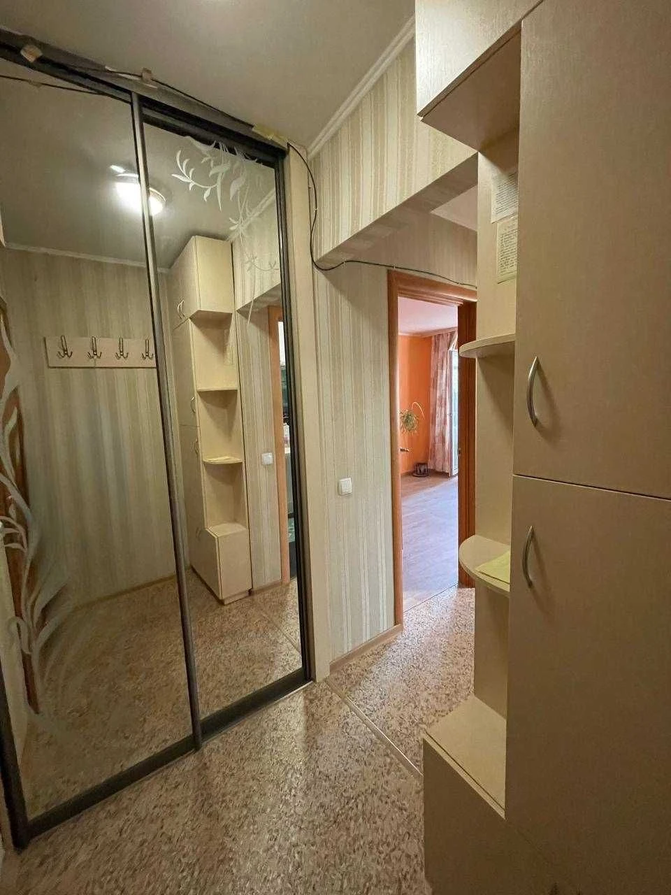 Продам  1 квартиру правый берег 31950$ Центр