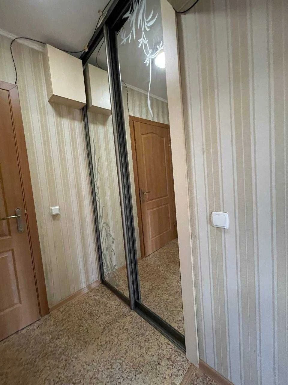 Продам  1 квартиру правый берег 31950$ Центр
