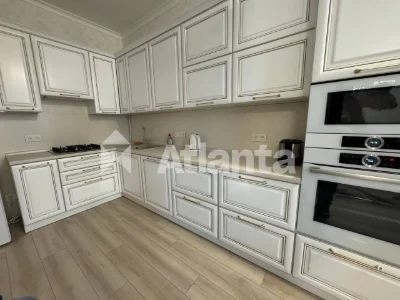 Двокімнатна квартира в центрі, на вулиці Жуковського