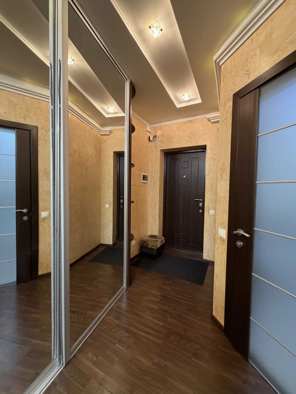 Квартира + підземний паркінг у малоповерховому клубному буди