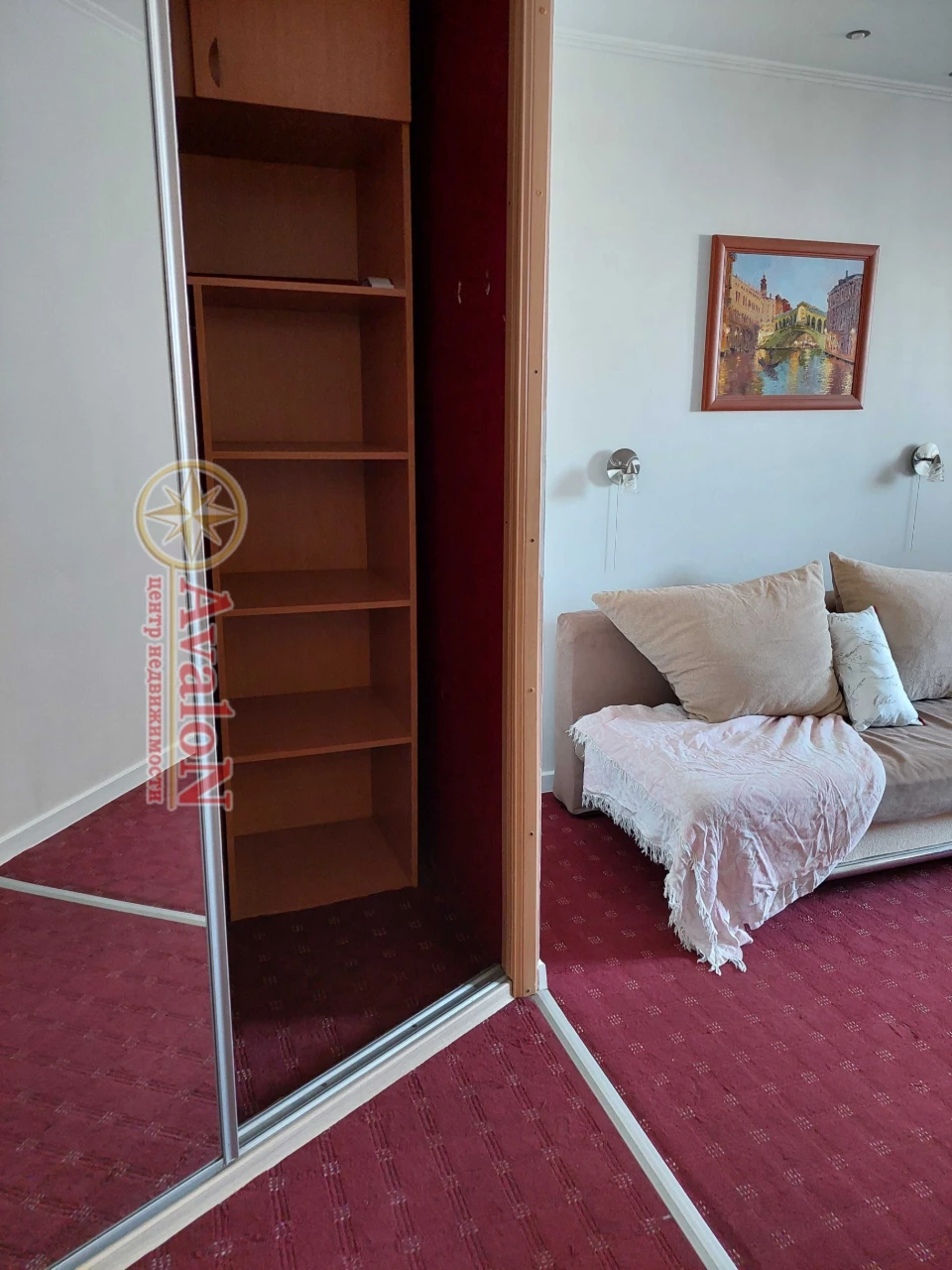 В продаже 3-х комнатная квартира улучшенной планировки.