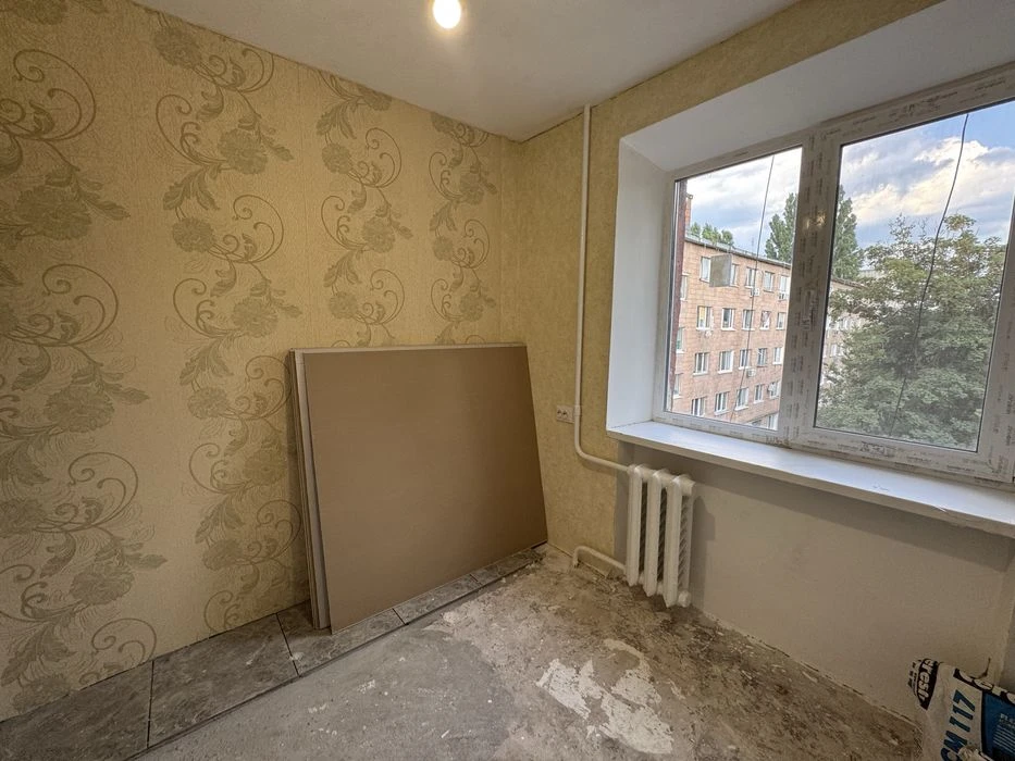 Двокімнатна квартира з незавершеним ремонтом