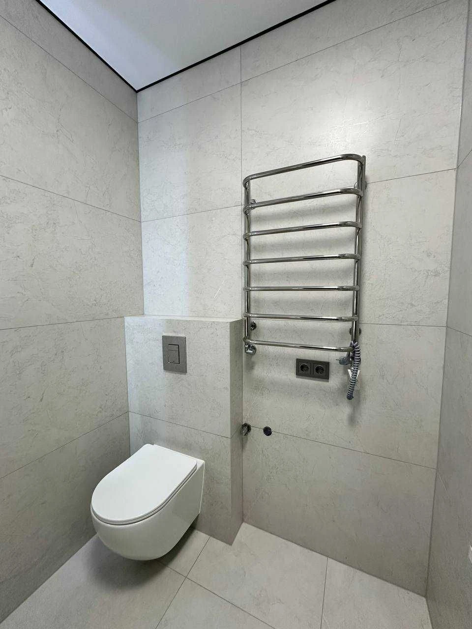 Продається двостороння двокімнатна квартира з ремонтом