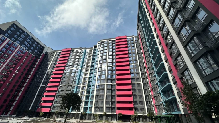 Продажа 1-комнатной квартиры в ЖК Manhattan Up рядом с озером, требующей ремонта