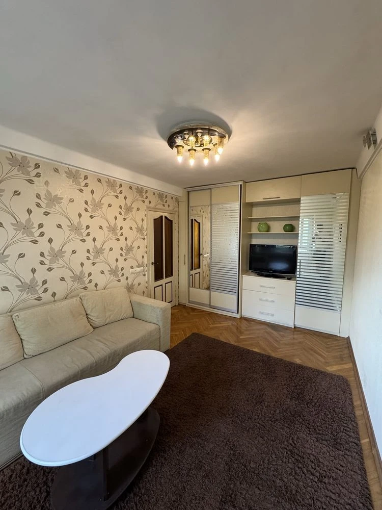 For rent a cozy 1-room apartment on Voskresenka