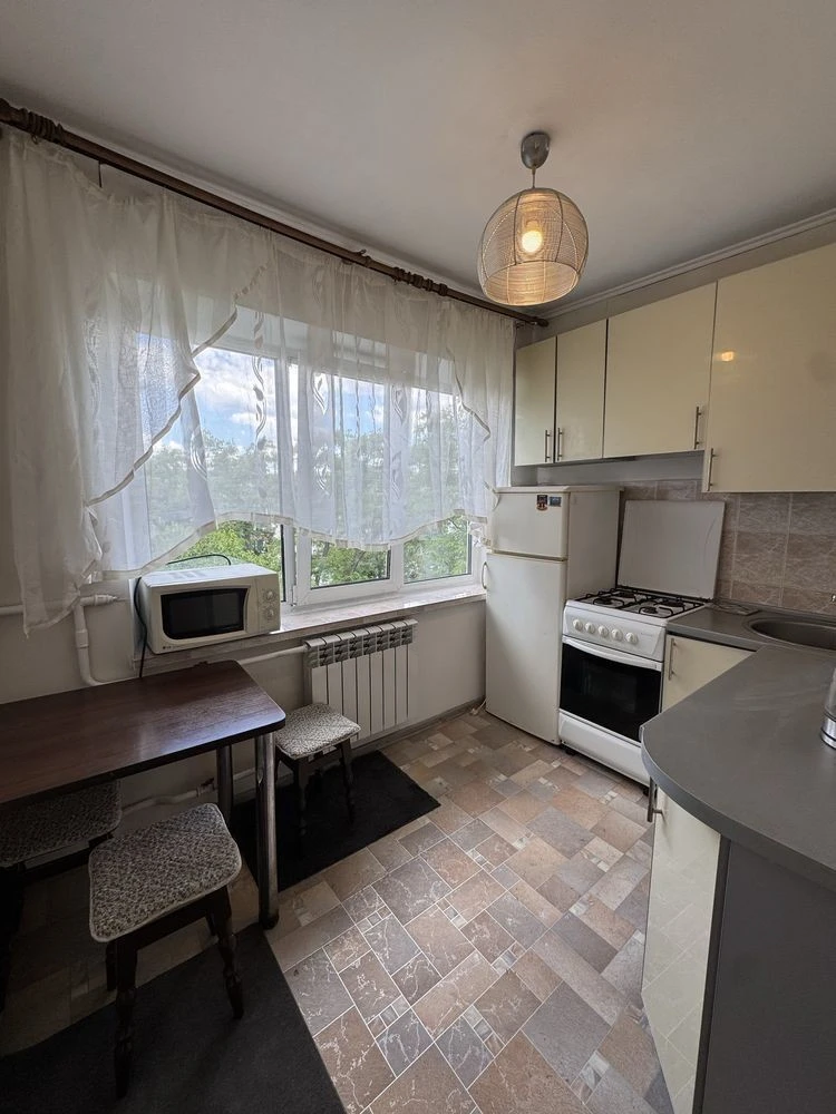 For rent a cozy 1-room apartment on Voskresenka