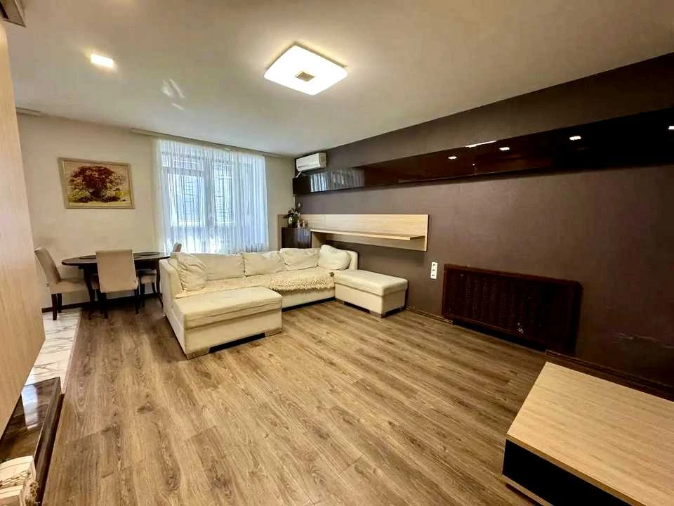 Apartment. Dnipro, Architektora Bohdanova St.