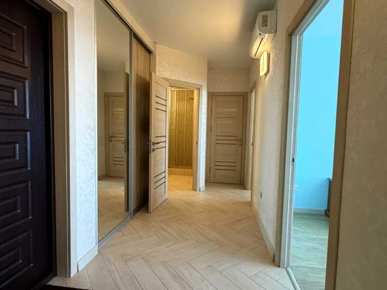 Apartment. Odessa, Basenya St.