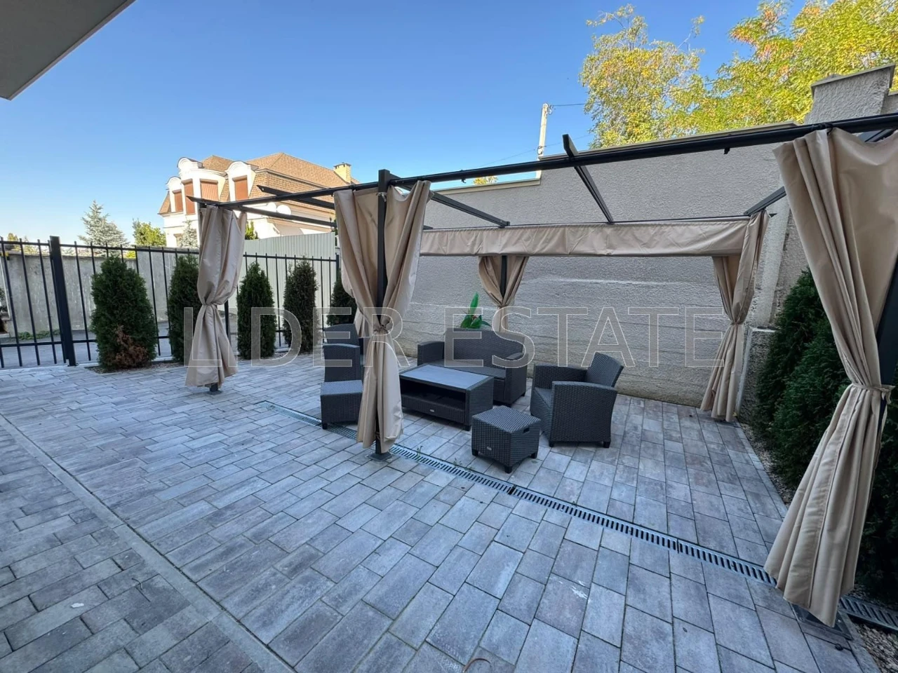 Продаж 2-кімн. квартири 83.2 м² в ЖК Panorama, 1/3 пов, Ужго