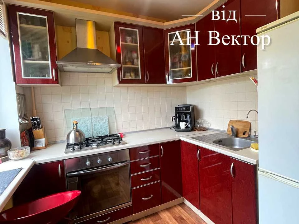 Apartment. Kharkiv, Traktorostudivnyky Ave.