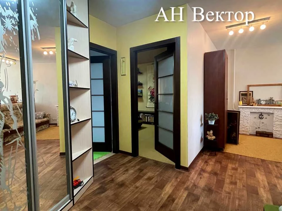 Apartment. Kharkiv, Traktorostudivnyky Ave.