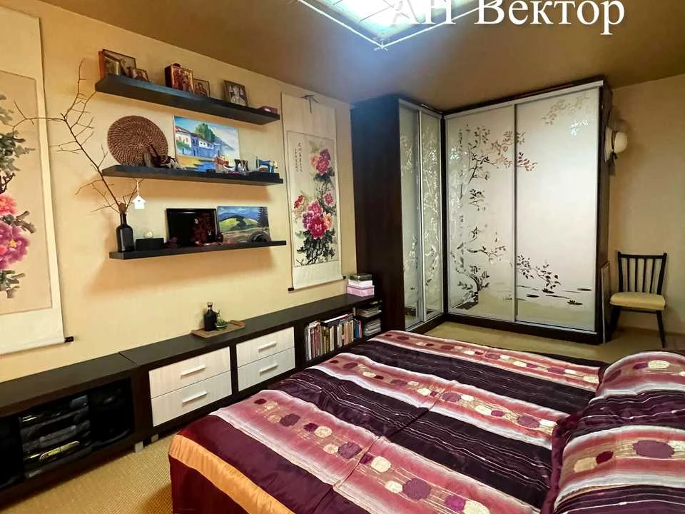 Apartment. Kharkiv, Traktorostudivnyky Ave.