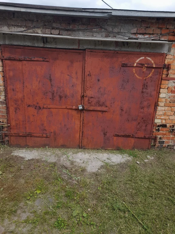 I rent a dry brick garage in a military town on G. Kondr street