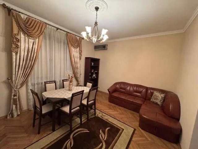 For sale 3-room apartment 81.60 m² 1/4ts Dmytra Vitovskogo St.