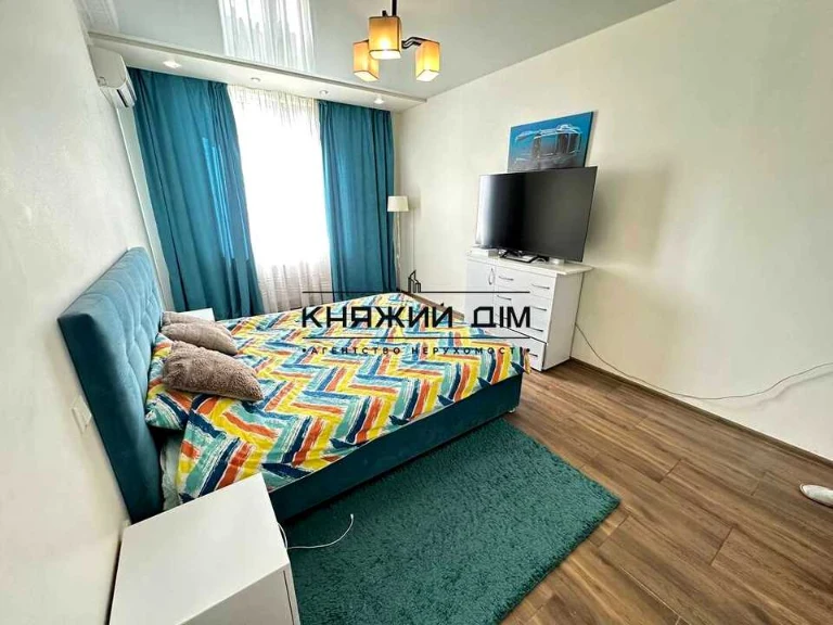 Apartment. Kyiv, Kharkiv Avenue