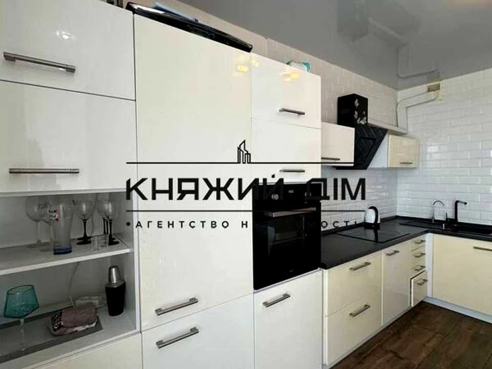 Apartment. Kyiv, Kharkiv Avenue