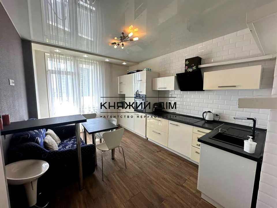 Apartment. Kyiv, Kharkiv Avenue