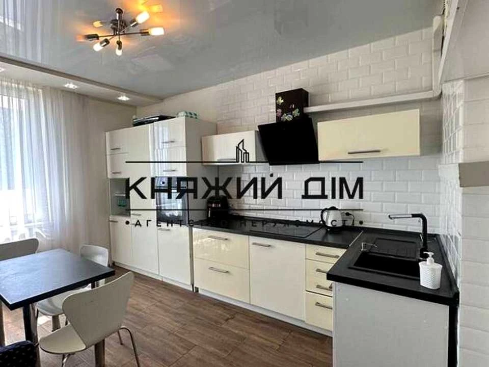 Apartment. Kyiv, Kharkiv Avenue