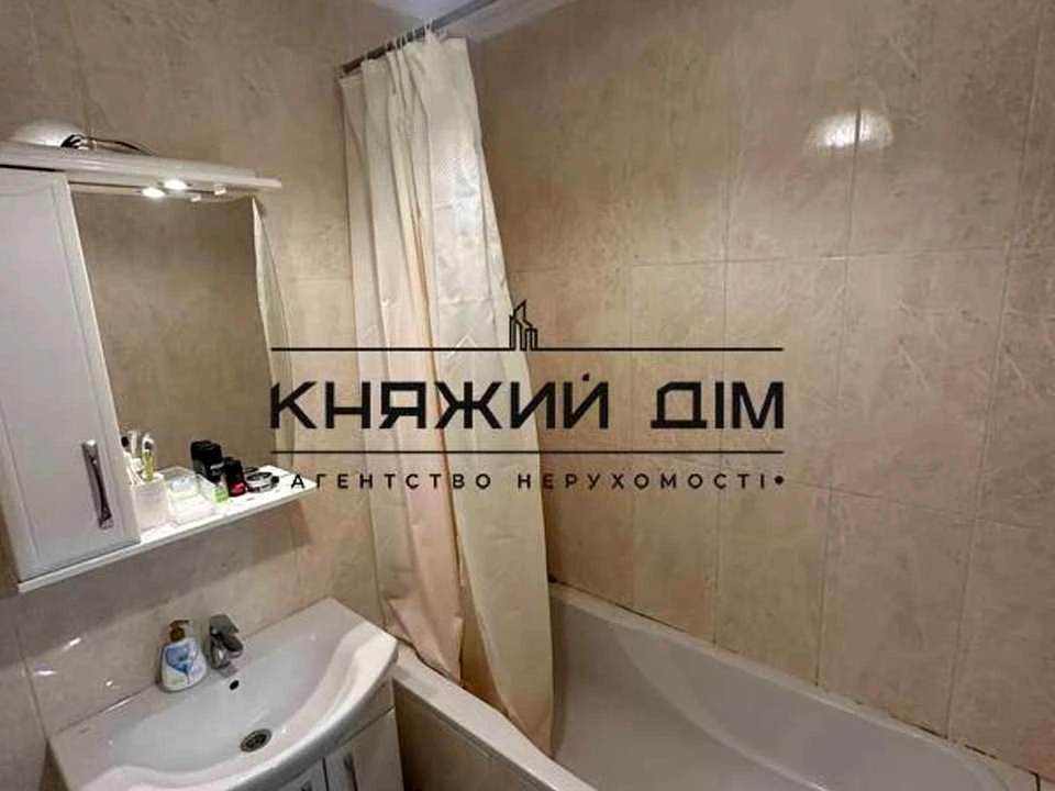 Apartment. Kyiv, Kharkiv Avenue