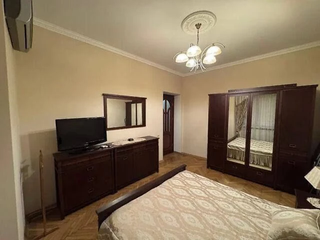 For sale 3-room apartment 81.60 m² 1/4ts Dmytra Vitovskogo St.