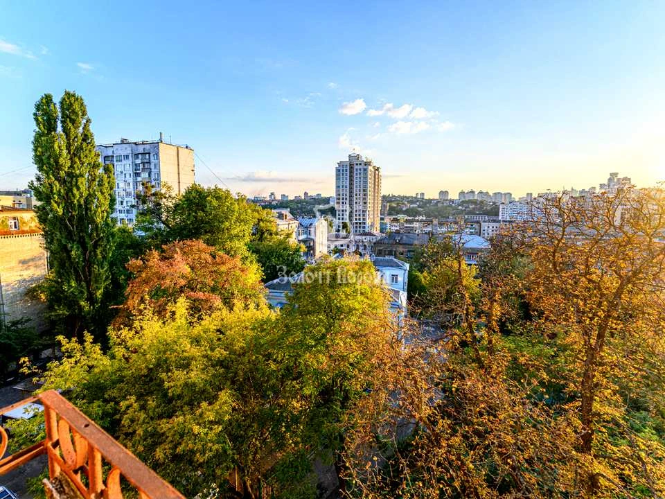Квартира. Київ, Микільсько-Ботанічна вул.