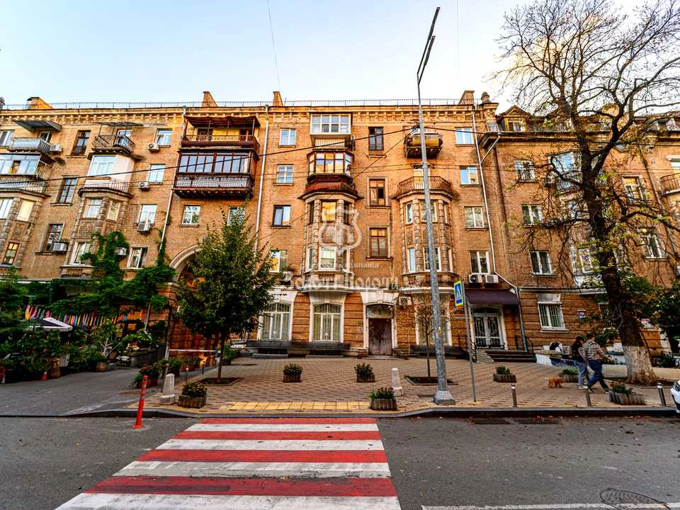 Квартира. Київ, Микільсько-Ботанічна вул.