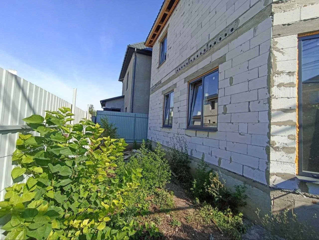 Detached new house next to Furniture House. Horkanalization
