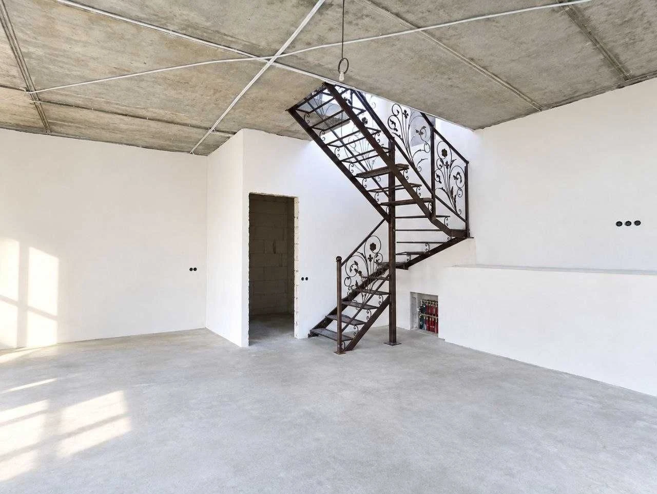 Detached new house next to Furniture House. Horkanalization