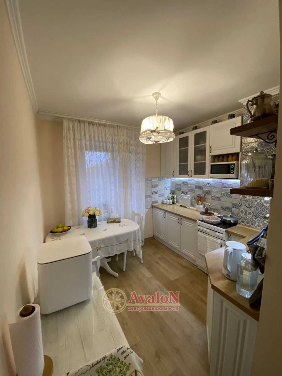 Three-room apartment with renovation. Furniture. Appliances