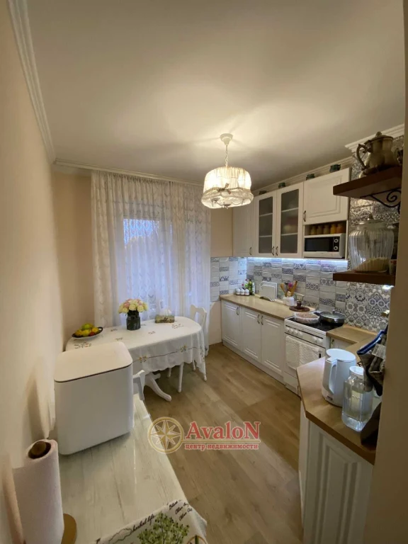 Three-room apartment with renovation. Furniture. Appliances