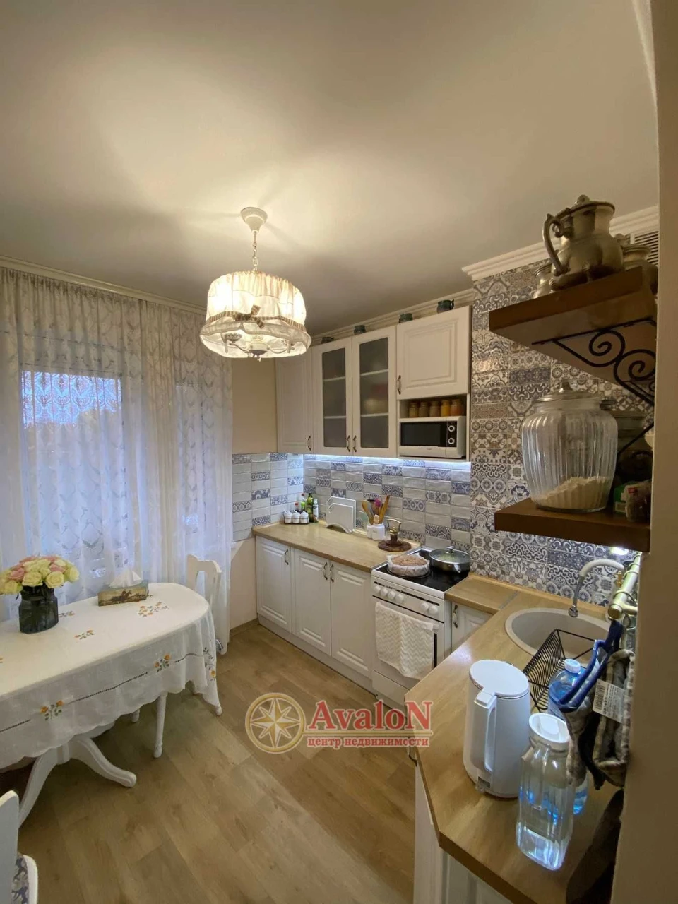 Three-room apartment with renovation. Furniture. Appliances