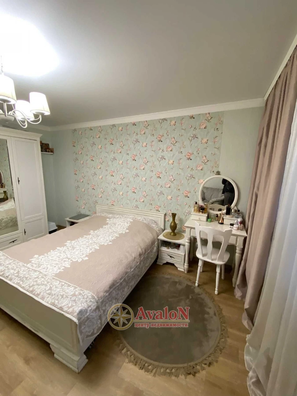 Three-room apartment with renovation. Furniture. Appliances