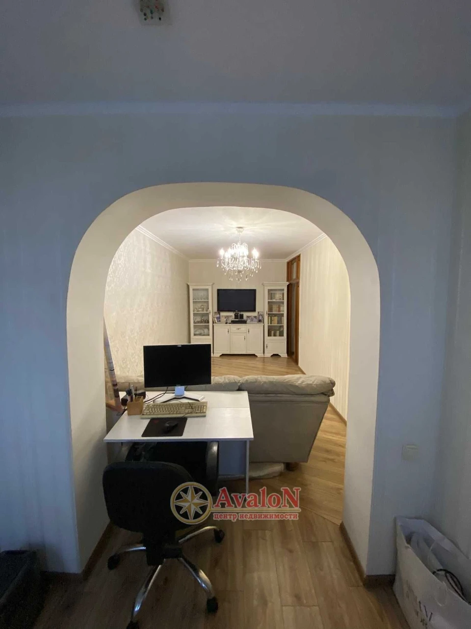 Three-room apartment with renovation. Furniture. Appliances