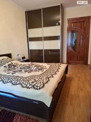 Sale of 3-room apartment in a brick house on вул. Вишневецького, micro-district Alaska