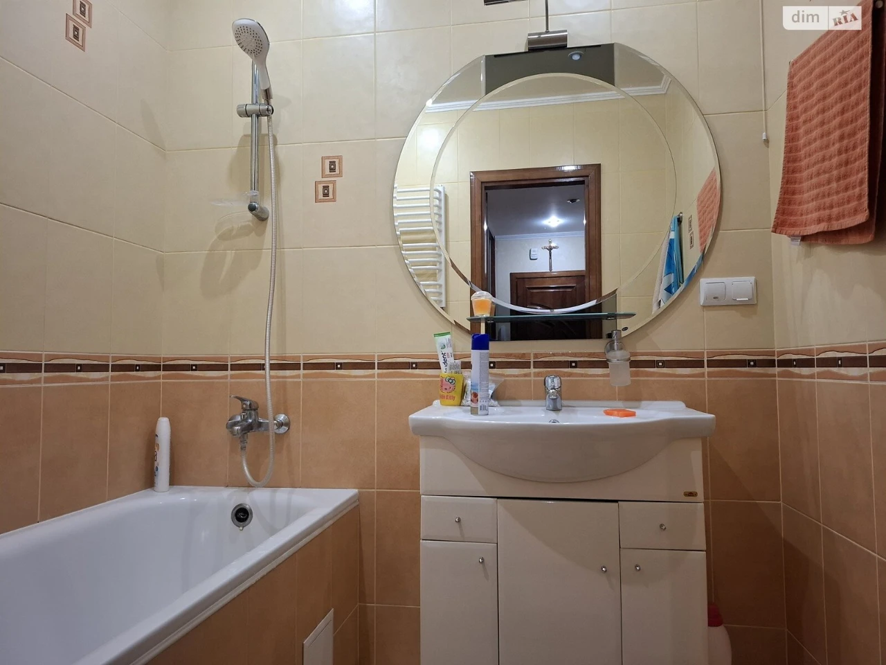 Sale of 3-room apartment in a brick house on вул. Вишневецького, micro-district Alaska