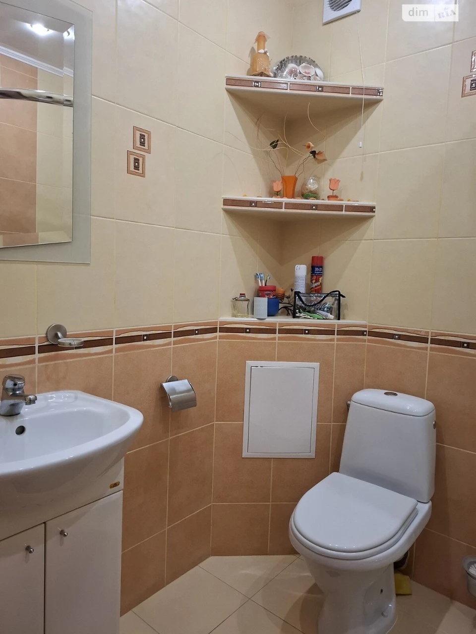 Sale of 3-room apartment in a brick house on вул. Вишневецького, micro-district Alaska
