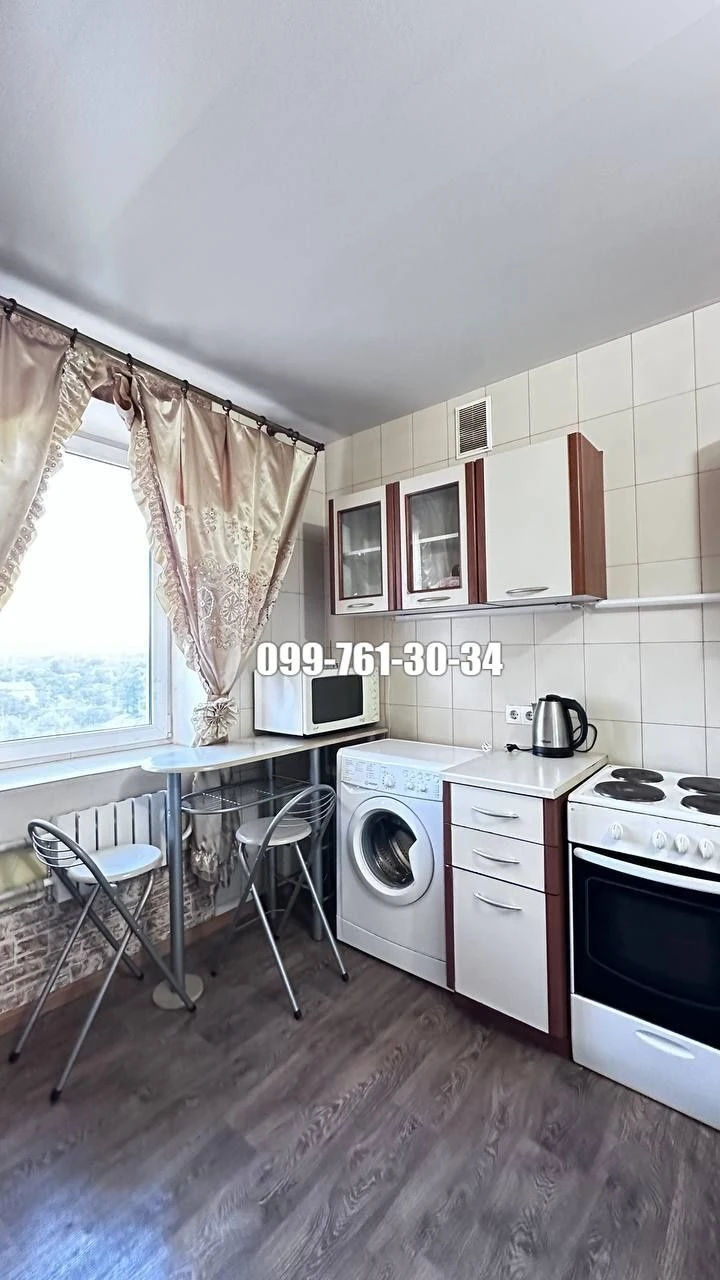 For sale 2 rooms apartment in the area of the Шевchenko plant, Bažana Street