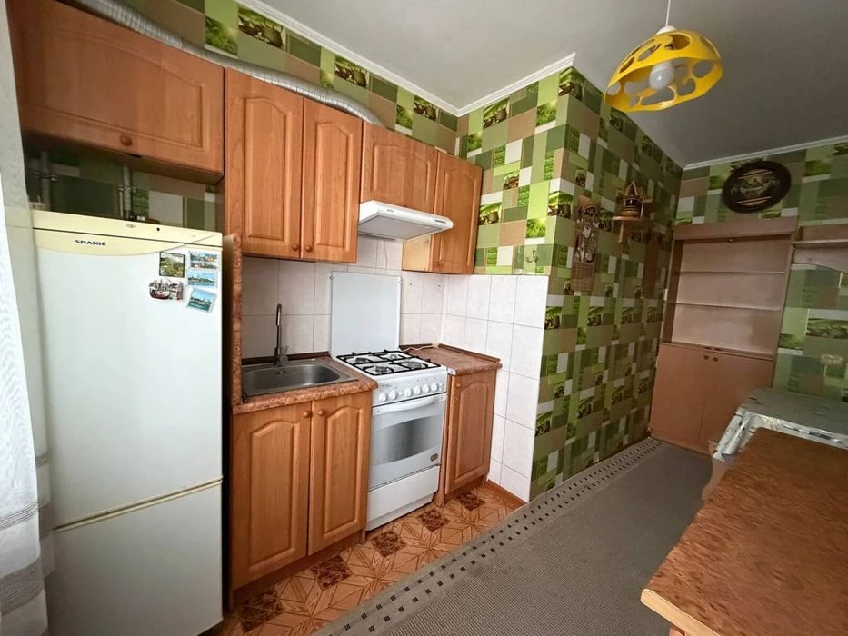 Простора 3к в цеглі з ремонтом, мінімальне оформлення 42316