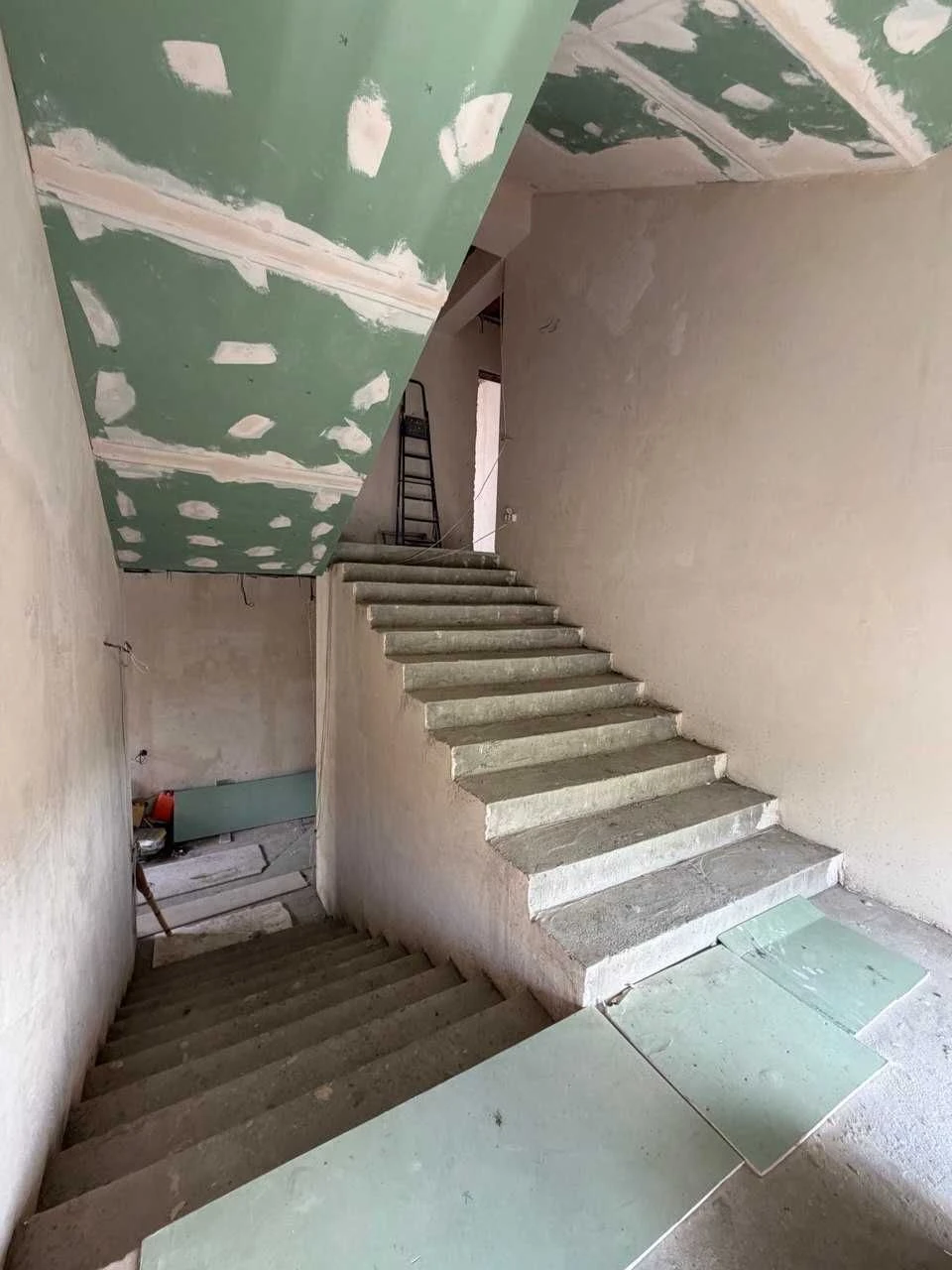 For sale spacious two-story house 380 square meters