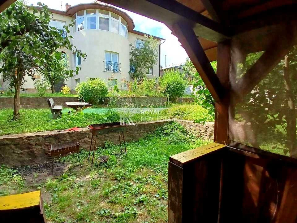 Будинок. Київ, Нечуя-Левицького вул.