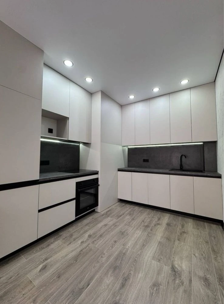 Sale of a 2-room apartment in the Barvy residential complex, near the Dafi shopping center