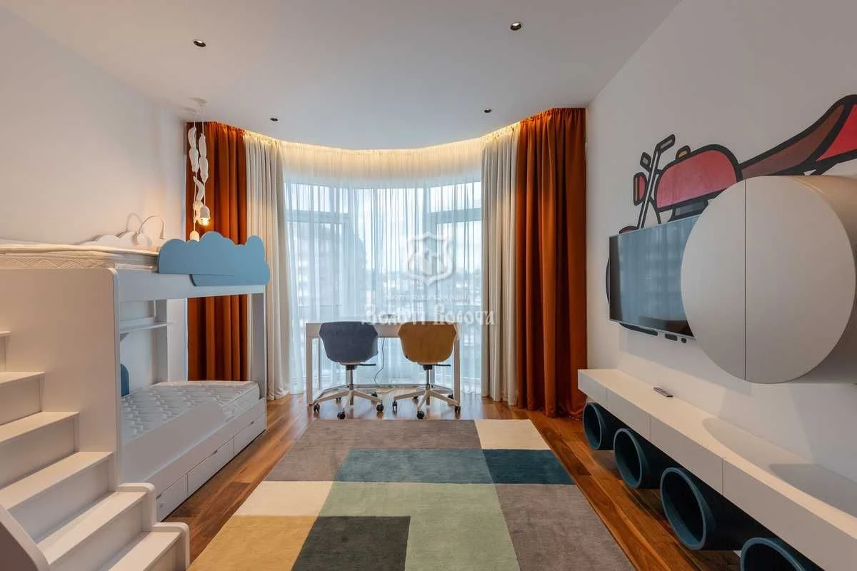 3-room apartment, designer renovation. Busov Hill residential complex. Busulivs'k.