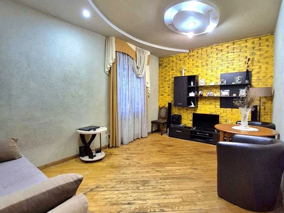 Будинок. Дніпро, Вереснева пл.